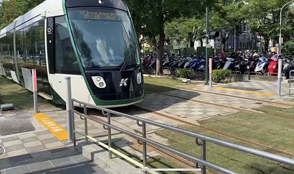 高雄輕軌鼓山段紛屢傳機車違規擦撞列車事故 捷運局攜手交通局強化號誌警示系統