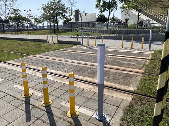 高雄輕軌鼓山段紛屢傳機車違規擦撞列車事故 捷運局攜手交通局強化號誌警示系統