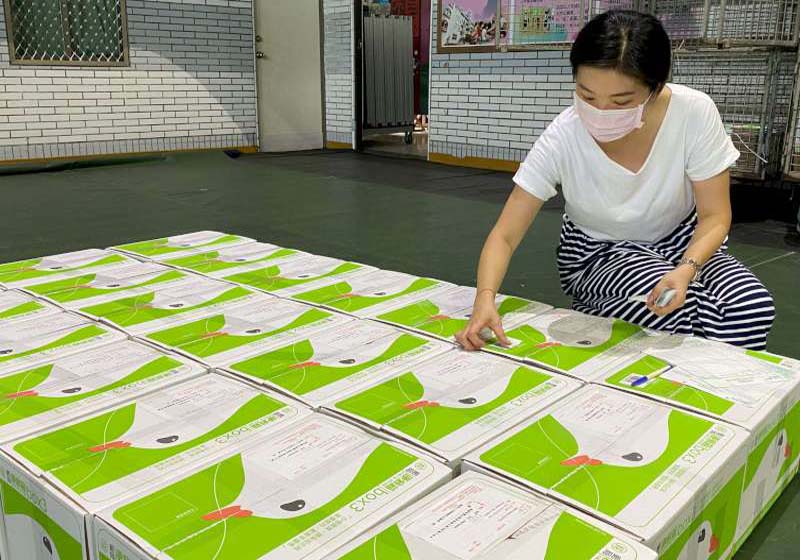 中山工商教職員打包新學期教科書 郵寄宅配輪調式建教班2600名學生