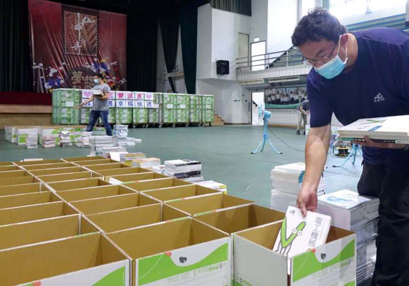 中山工商教職員打包新學期教科書 郵寄宅配輪調式建教班2600名學生