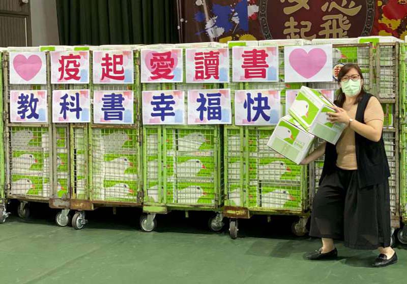 中山工商教職員打包新學期教科書 郵寄宅配輪調式建教班2600名學生