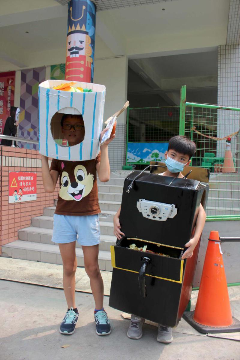 新上國小不上街購買環保素材創作賽 變裝同樂會造勢加溫萬聖節大遊行