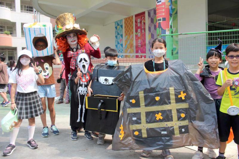 新上國小不上街購買環保素材創作賽 變裝同樂會造勢加溫萬聖節大遊行