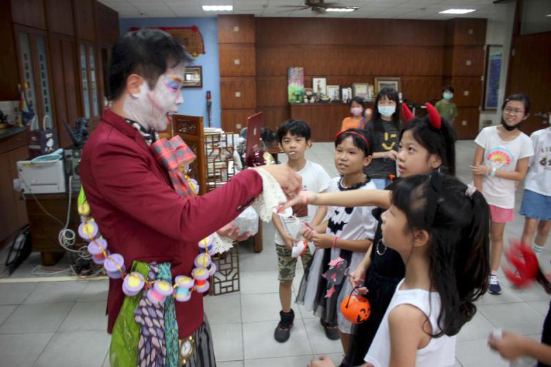 新上國小不上街購買環保素材創作賽 變裝同樂會造勢加溫萬聖節大遊行