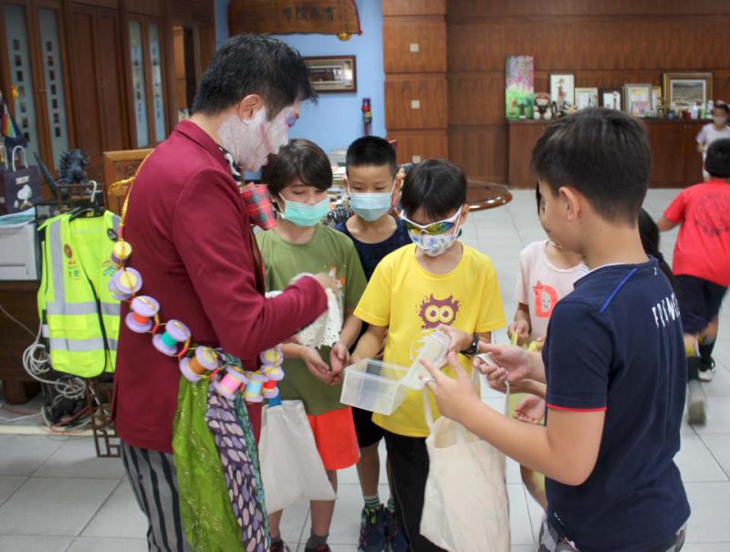 新上國小不上街購買環保素材創作賽 變裝同樂會造勢加溫萬聖節大遊行