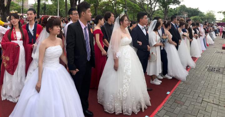 高市108年首場市民集團婚禮愛河畔登場 韓國瑜證婚百對喜迎外地新人