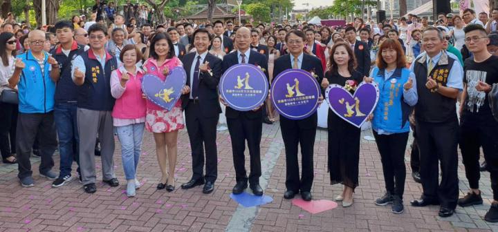 高市108年首場市民集團婚禮愛河畔登場 韓國瑜證婚百對喜迎外地新人