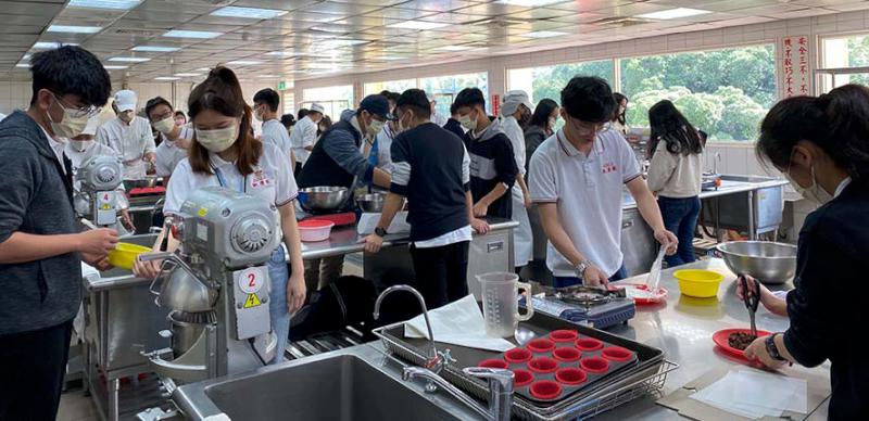 2022馬來西亞亞裔青年台灣觀摩團訪中山工商 品嘗美味料理體驗實作課程樂趣