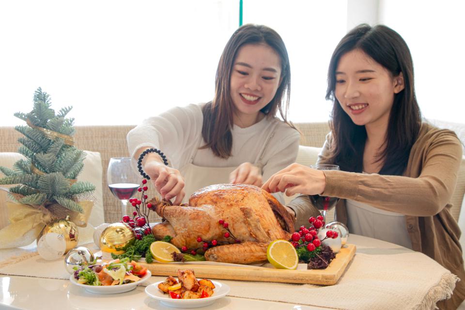 和逸飯店高雄中山館Cozzi THE Roof餐廳 溫馨推爐烤火雞饗宴迎歲末 尾牙春酒爽抽萬元住宿券