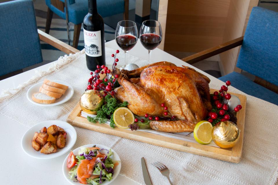 和逸飯店高雄中山館Cozzi THE Roof餐廳 溫馨推爐烤火雞饗宴迎歲末 尾牙春酒爽抽萬元住宿券