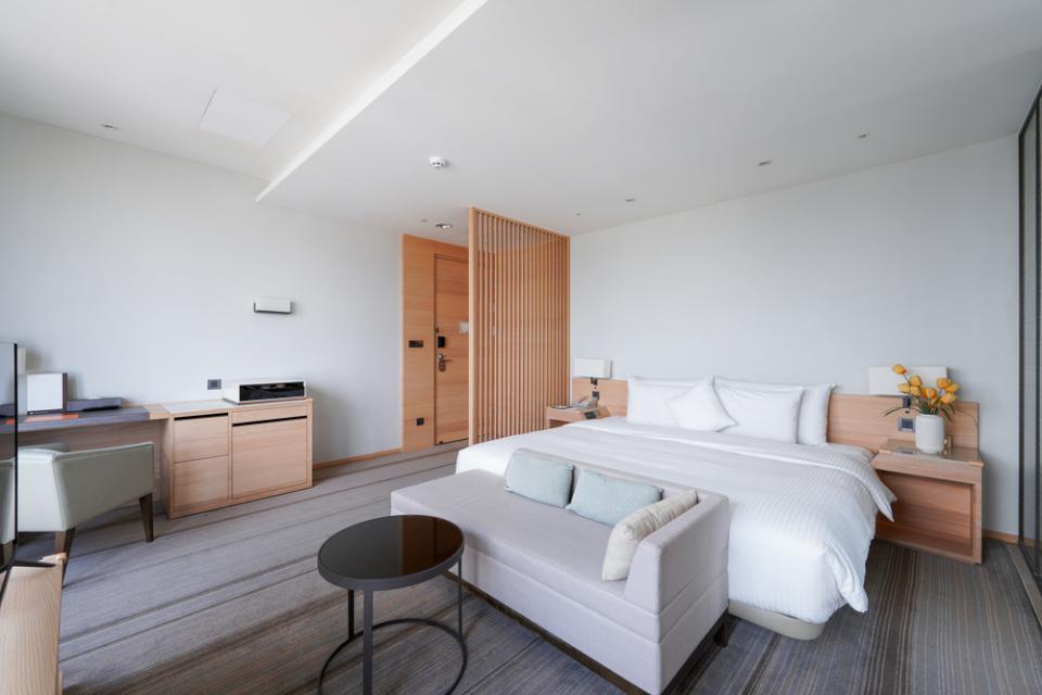 和逸飯店高雄中山館Cozzi THE Roof餐廳 溫馨推爐烤火雞饗宴迎歲末 尾牙春酒爽抽萬元住宿券