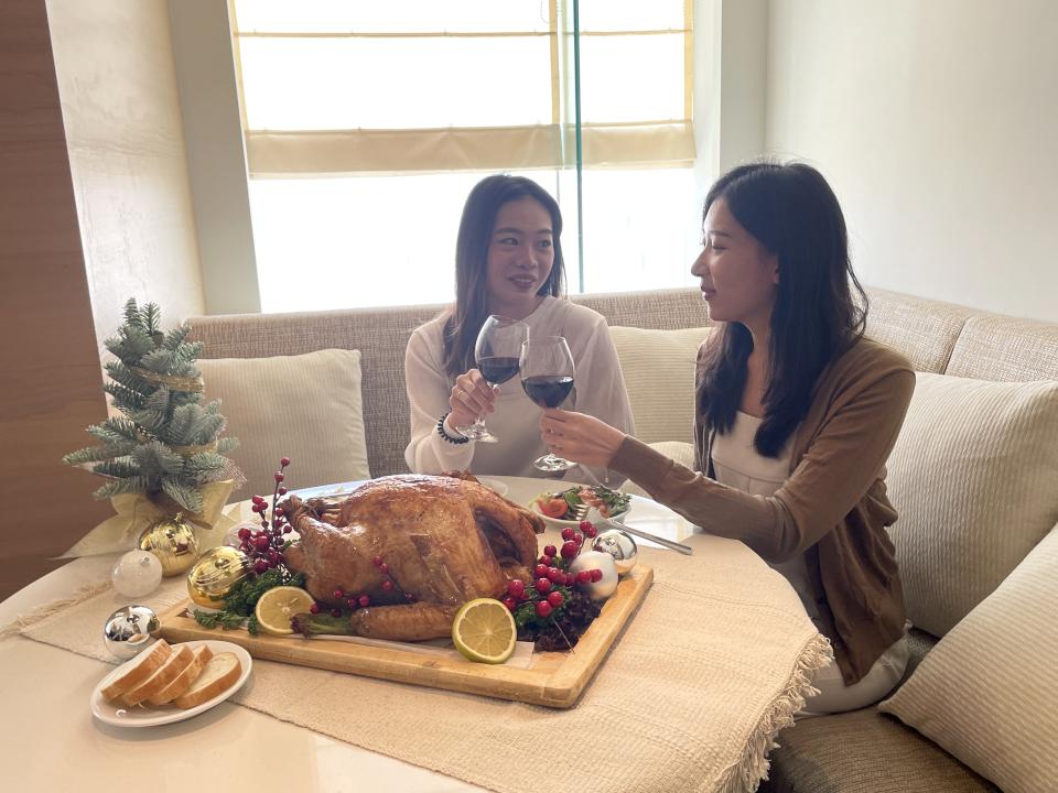 和逸飯店高雄中山館Cozzi THE Roof餐廳 溫馨推爐烤火雞饗宴迎歲末 尾牙春酒爽抽萬元住宿券