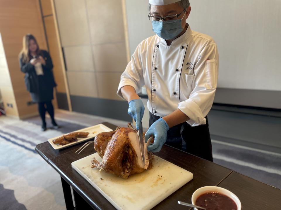 和逸飯店高雄中山館Cozzi THE Roof餐廳 溫馨推爐烤火雞饗宴迎歲末 尾牙春酒爽抽萬元住宿券
