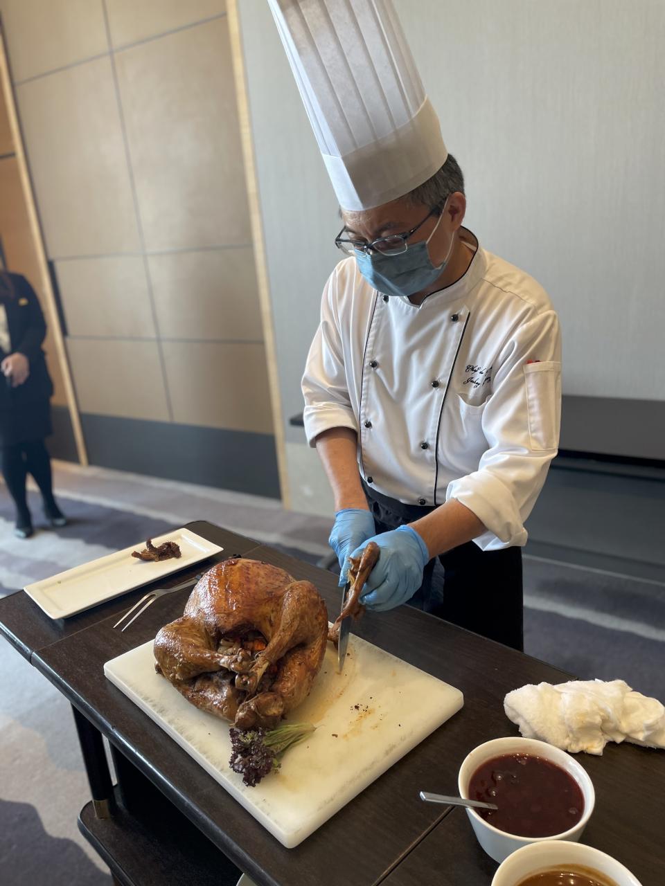 和逸飯店高雄中山館Cozzi THE Roof餐廳 溫馨推爐烤火雞饗宴迎歲末 尾牙春酒爽抽萬元住宿券
