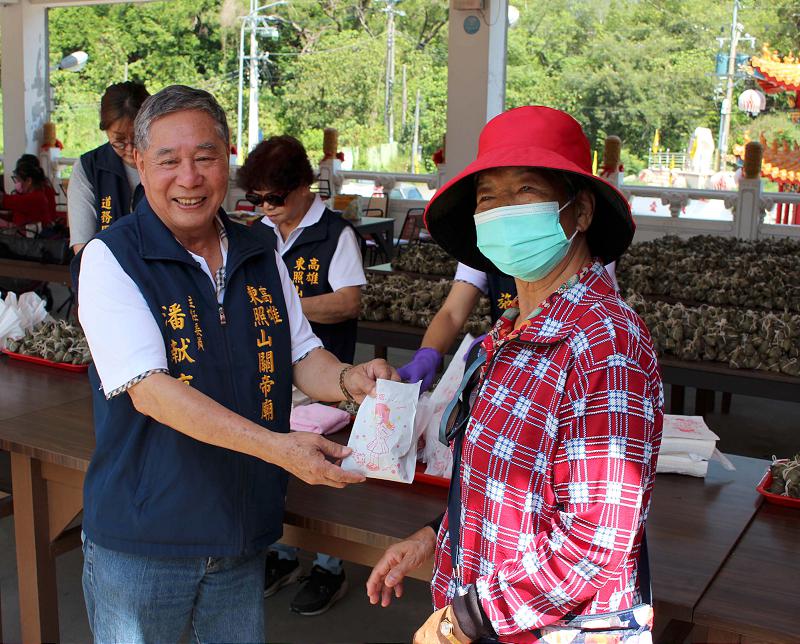 高雄東照山關帝廟分送限量10000顆平安一口粽 開放取五行甘露水、午時挑戰立蛋