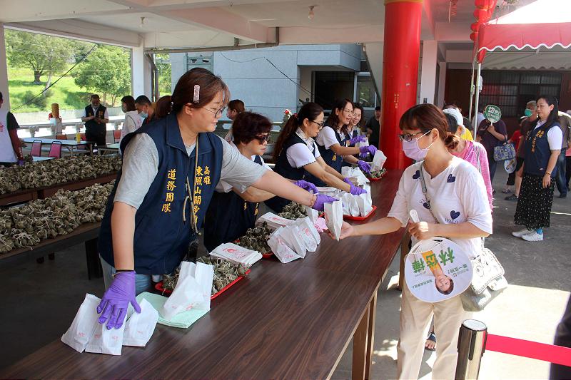 高雄東照山關帝廟分送限量10000顆平安一口粽 開放取五行甘露水、午時挑戰立蛋