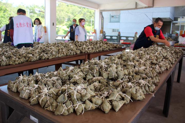 高雄東照山關帝廟分送限量10000顆平安一口粽 開放取五行甘露水、午時挑戰立蛋