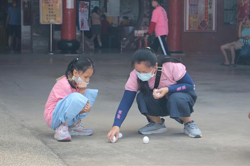 高雄東照山關帝廟分送限量10000顆平安一口粽 開放取五行甘露水、午時挑戰立蛋