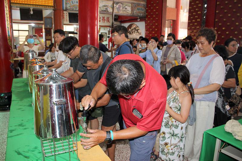 高雄東照山關帝廟分送限量10000顆平安一口粽 開放取五行甘露水、午時挑戰立蛋