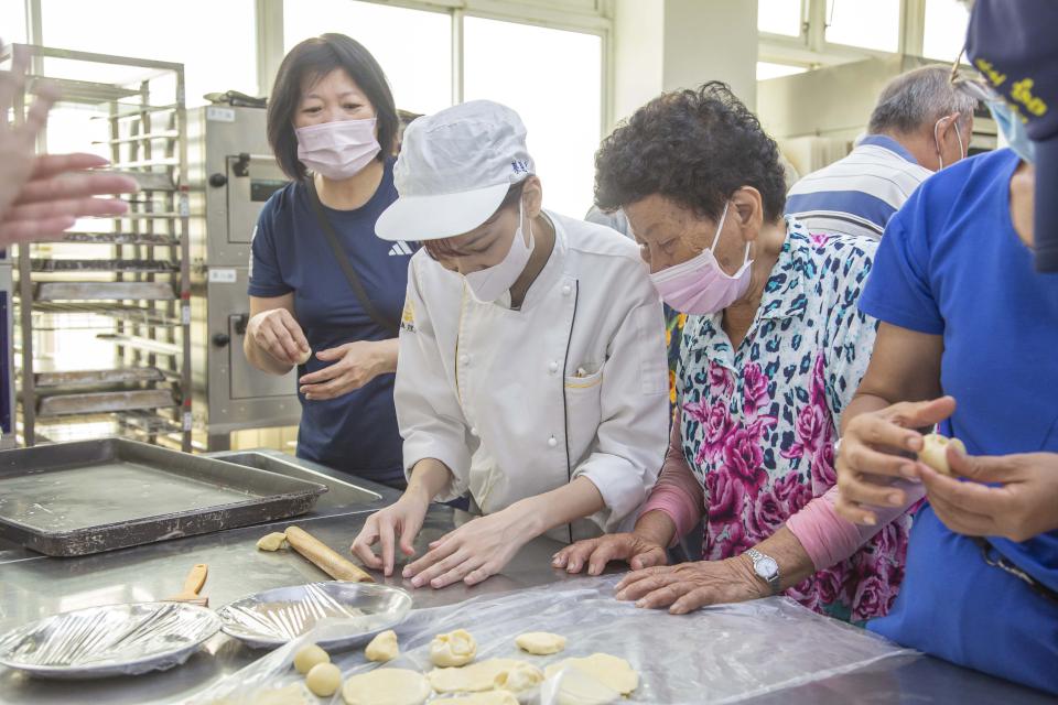 嘉藥芝麻香傳秋情 手作椒麻酥餅 促進世代與台越文化交流