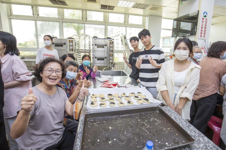 嘉藥芝麻香傳秋情 手作椒麻酥餅 促進世代與台越文化交流