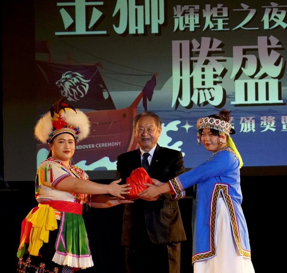 正修科大休運系楊立帆執掌第21屆學生會 李侃蓓接任第15屆學生議會議長