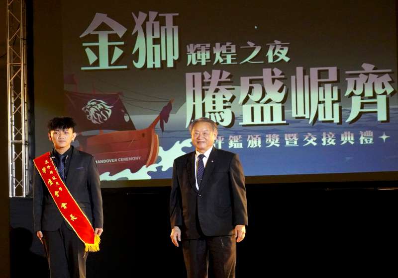 正修科大休運系楊立帆執掌第21屆學生會 李侃蓓接任第15屆學生議會議長