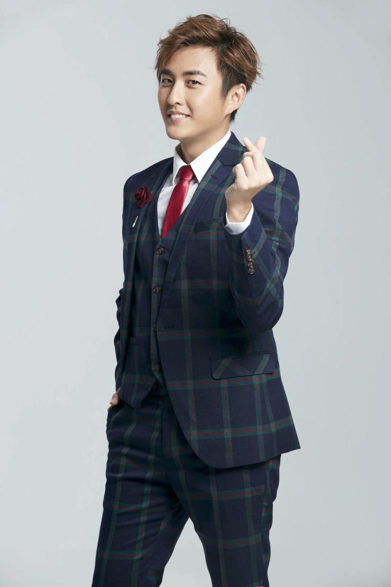 【第268期】新加坡籍三棲藝人黃靖倫現身高雄知名音樂餐廳 獻唱經典代表作饗樂歌迷粉絲