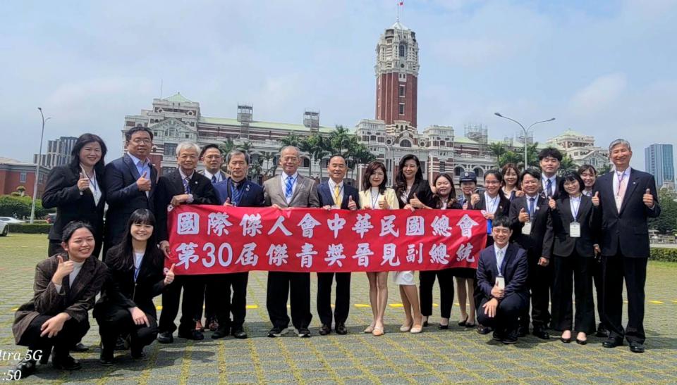 第30屆全國大專院校傑出服務性社團暨社團領袖傑青獎 高師大志工團包辦4獎項