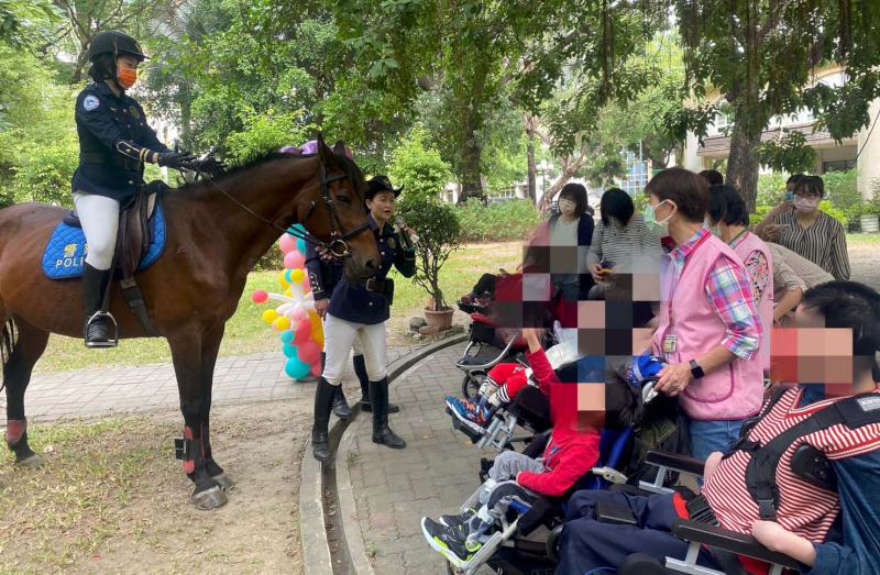 民生醫院飛象家園歡慶1 週年 邀市警局觀光騎警隊宣導預防犯罪
