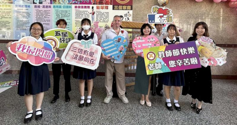 三信家商9月29日古禮敬師活動 學生獻茶點心手寫卡片答謝師恩