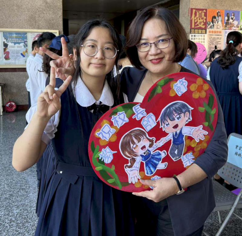 三信家商9月29日古禮敬師活動 學生獻茶點心手寫卡片答謝師恩