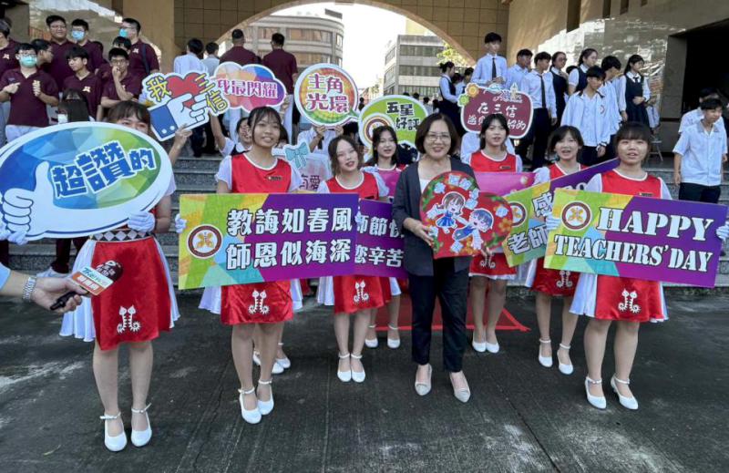 三信家商9月29日古禮敬師活動 學生獻茶點心手寫卡片答謝師恩