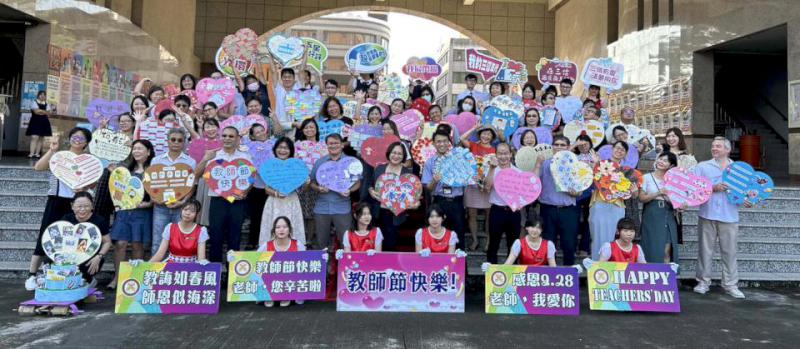 三信家商9月29日古禮敬師活動 學生獻茶點心手寫卡片答謝師恩