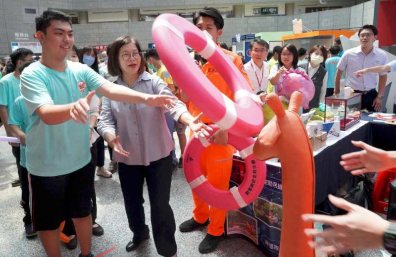 海委會攜手高雄科工館合辦海洋教育活動 趣味教具救生闖關邀互動體驗