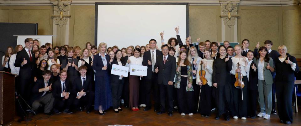 高市府出訪波蘭卡托維茲市 見證高市仁武高中結盟卡托維茲第三中學