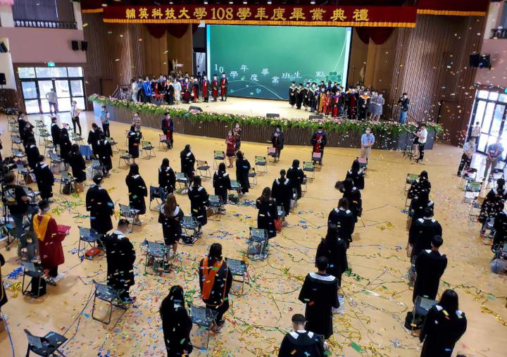 輔英科大畢典分流舉行防疫 8名榮譽畢業生獲頒獎及5萬元獎金