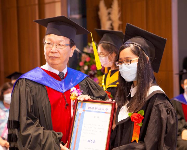 輔英科大畢典分流舉行防疫 8名榮譽畢業生獲頒獎及5萬元獎金