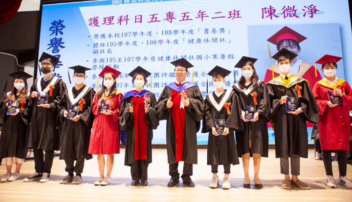 輔英科大畢典分流舉行防疫 8名榮譽畢業生獲頒獎及5萬元獎金