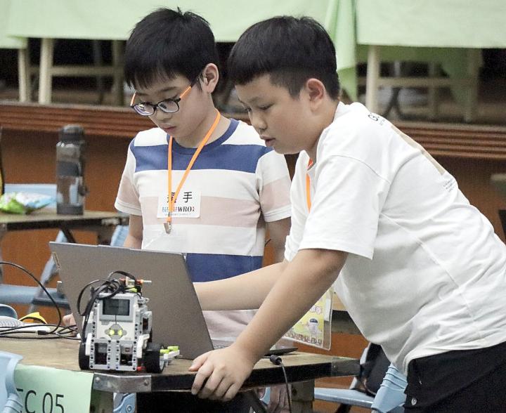 2025年高市青少年創意機器人競賽三民高中登場 161隊426師生角逐11月世界賽門票