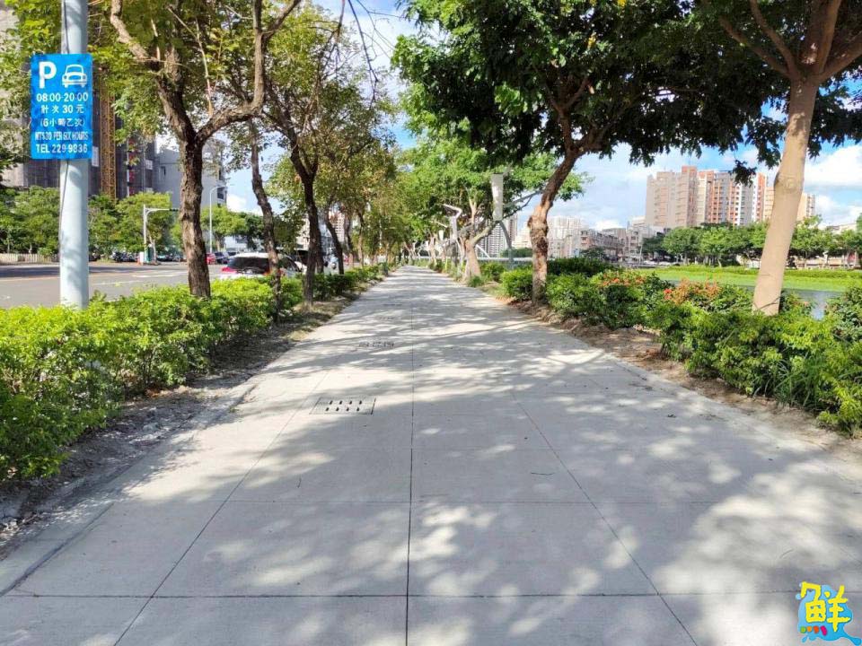 楠梓好美！後勁溪藍昌路下游人行道  化身為水岸休憩綠廊