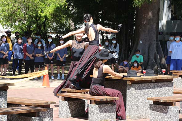 左營高中舞蹈班環境劇場「歸本」 帶領觀眾走進自然感受融為一體