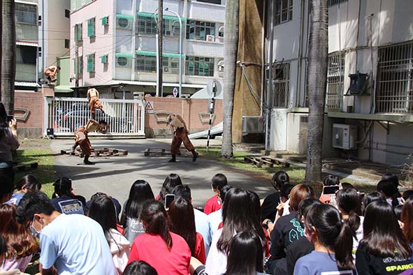 左營高中舞蹈班環境劇場「歸本」 帶領觀眾走進自然感受融為一體