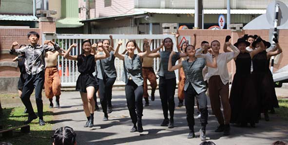 左營高中舞蹈班環境劇場「歸本」 帶領觀眾走進自然感受融為一體