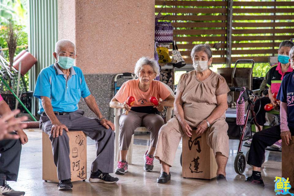 嘉藥USR銀髮樂團 奏出青銀共學感人樂章