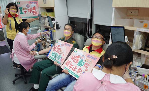 高雄郵局「捐熱血‧郵愛心」活動募得近百袋熱血 全市7捐血站同步號召挽袖獻愛