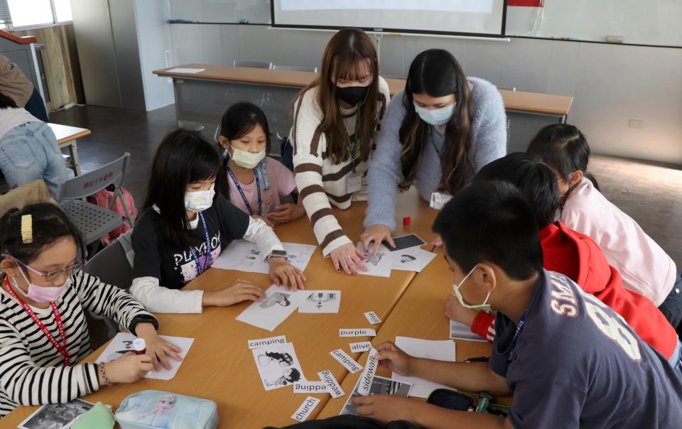 高大西語系特聘教授賴怡秀團隊攜手仕隆國小 合辦英語繪本營隊聚焦失智症