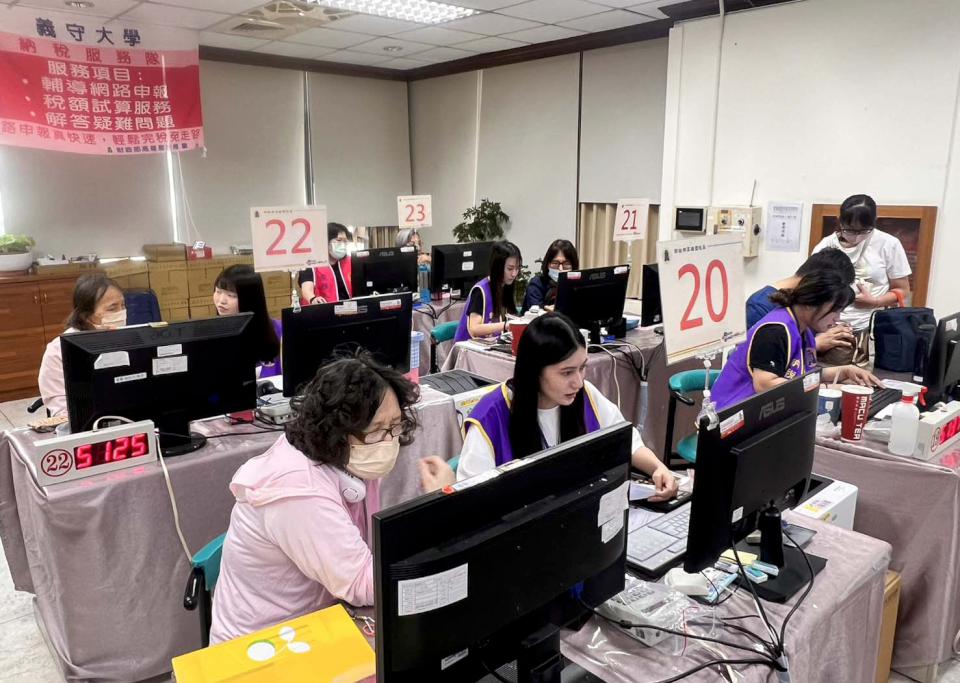 義大會計系逾80名畢業生考取記帳士等證照 校友遍及各領域落實學用合一