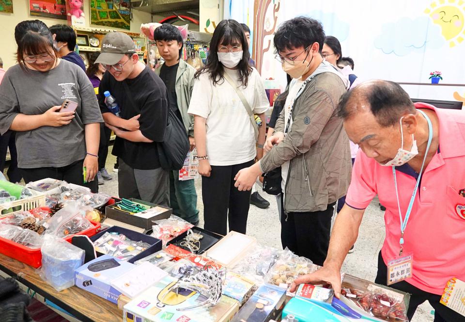 中山大學管院大學社會責任計畫團隊深耕高市前鎮區 促路中廟、復國、興邦結盟