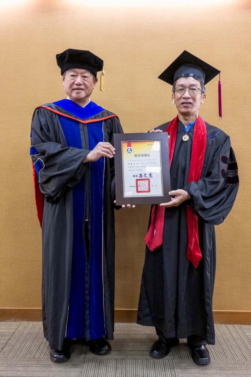 正修科大日間、進修部3場畢典歡送逾4000生 總統教育獎奮發向上周盧吉獲表揚